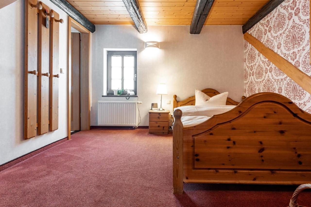 Weingut Schuh - Pension Zur Bosel คอสวิช ภายนอก รูปภาพ