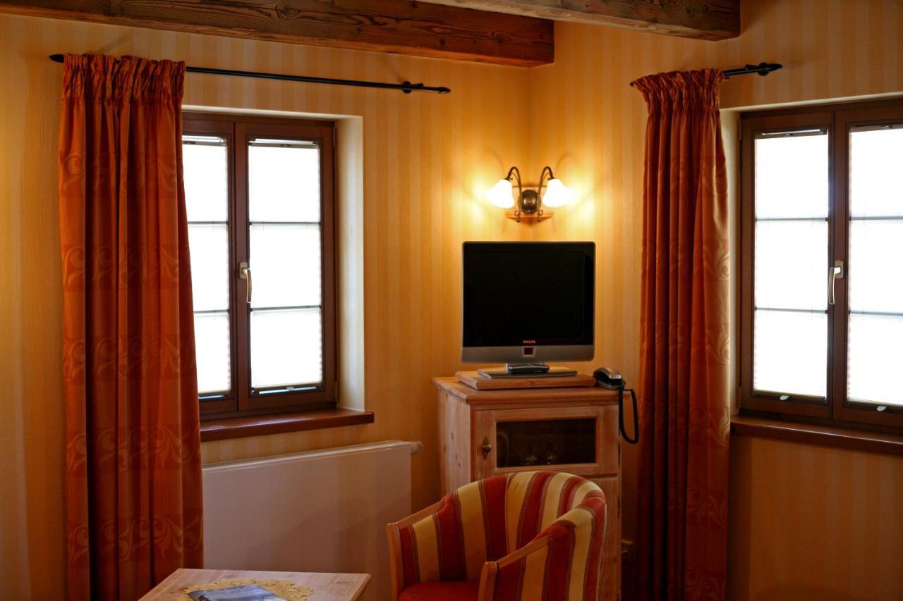 Weingut Schuh - Pension Zur Bosel คอสวิช ภายนอก รูปภาพ