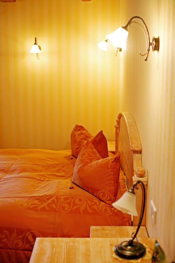 Weingut Schuh - Pension Zur Bosel คอสวิช ภายนอก รูปภาพ