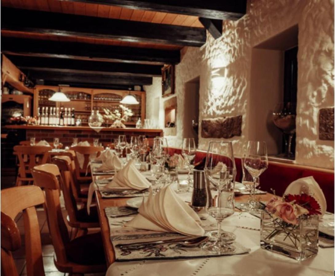 Weingut Schuh - Pension Zur Bosel คอสวิช ภายนอก รูปภาพ